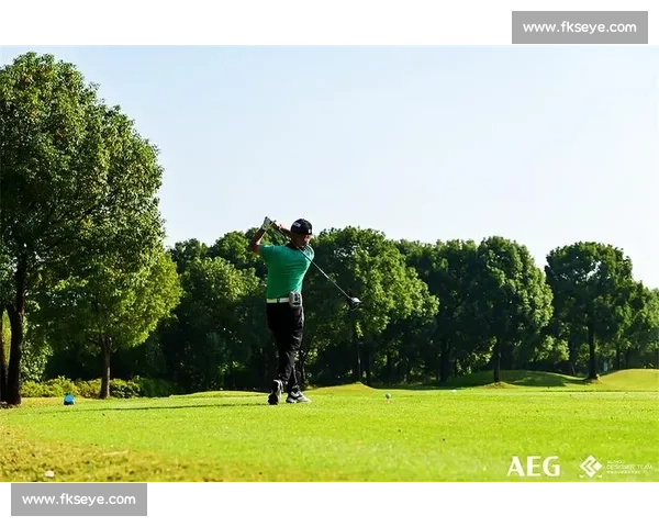 高尔夫赛场上的激烈角逐与精彩瞬间 揭示运动背后的技巧与智慧 高尔夫赛场上的激烈角逐与精彩瞬间 揭示运动背后的技巧与智慧